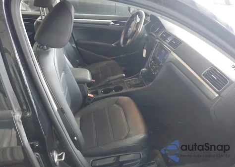 2018 Volkswagen Passat 2.0T R-Line/2.0T S z USA, uszkodzony, nr VIN 1VWAA7A30JC038361